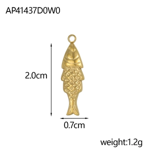 Détails du pendentif poisson doré avec texture d'écailles et dimensions précises