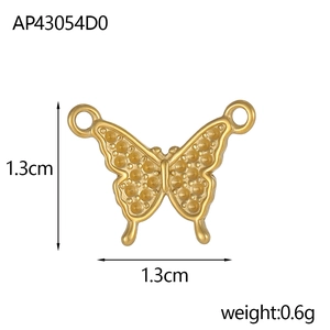Vue détaillée du pendentif papillon doré de 1,3 cm avec une finition texturée fine