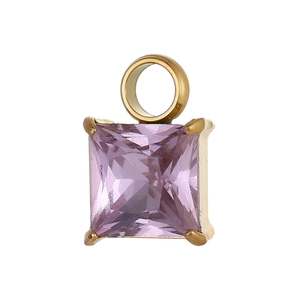 Dettaglio pendente con pietra viola taglio princess e montatura dorata lucida