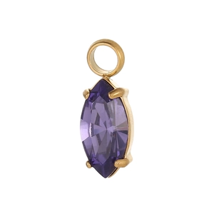 Dettaglio macro dello zircone viola taglio marquise incastonato in oro elegante