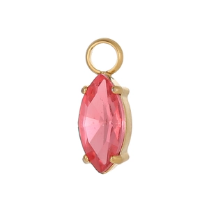 Dettaglio macro del ciondolo marquise in zircone rosa con montatura a griffe oro
