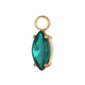 Dettaglio macro del ciondolo gemma verde smeraldo taglio marquise in castone oro