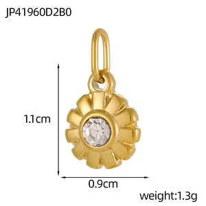 Détail macro du pendentif étoile doré avec zircon incrusté et dimensions du produit