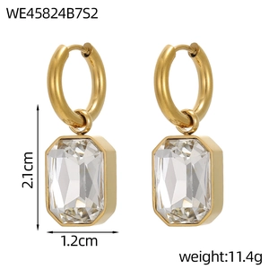 Detail van gouden oorringen met rechthoekige zirkoon, afmeting 2,1 cm en gewicht info