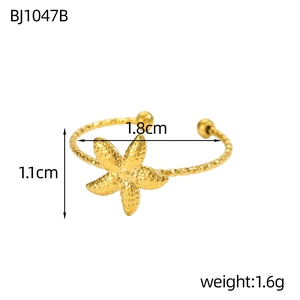 Dettaglio dell'anello a stella marina dorata con texture e misure della fascia a corda