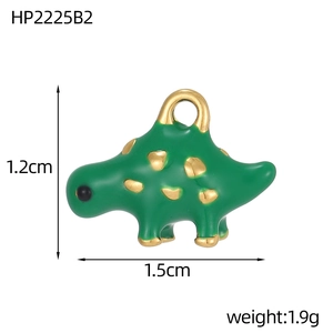 Vue détaillée d'un pendentif dinosaure vert montrant les dimensions 1,5 cm par 1,2 cm