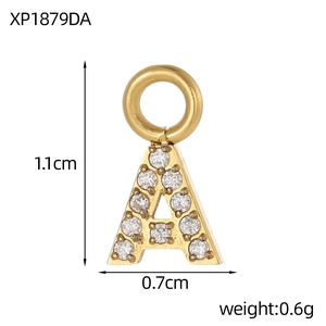 Vue détaillée du pendentif lettre A dorée avec zircons, dimensions 1,1 cm par 0,7 cm