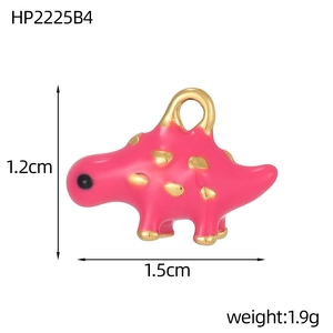 Détail macro du pendentif dinosaure en émail rose et accents dorés, 1,5cm x 1,2cm