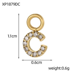 Détail du pendentif lettre C dorée avec zircons, dimensions 1,1 cm par 0,6 cm