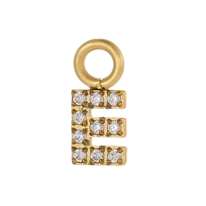 Gros plan du pendentif lettre E dorée avec 10 oxydes de zirconium ronds sur fond blanc