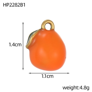 Detalle del colgante de esmalte naranja, tamaño 1,4cm x 1,1cm y peso de 4,8g