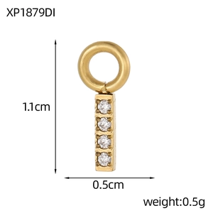 Vue détaillée d'un pendentif lettre doré avec oxydes de zirconium et mesures