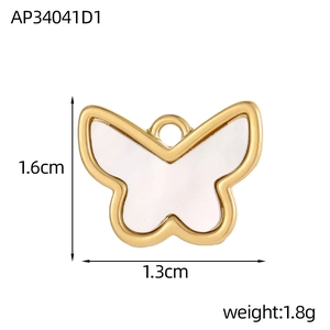 Dettaglio del ciondolo a farfalla con intarsio in madreperla, 1.6cm per 1.3cm