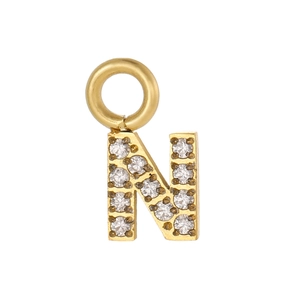 Vue macro du pendentif lettre N doré serti de zircons cubiques transparents brillants