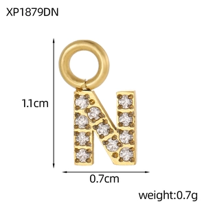 Vue détaillée du pendentif lettre N dorée avec cristaux et dimensions indiquées