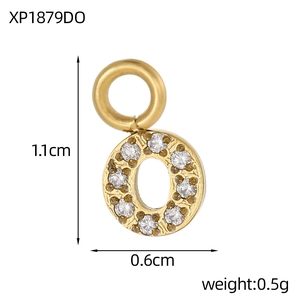Vue détaillée du pendentif 'O' doré avec zircons micro-pavés et dimensions