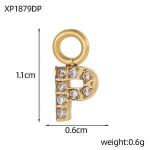 Détail macro du pendentif lettre P plaqué or 14K avec dimensions 1,1cm x 0,6cm