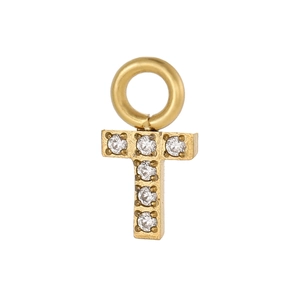 Vue macro du pendentif lettre T doré orné de zircons blancs micro-pavés