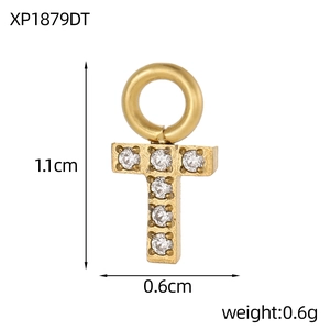 Détail macro du pendentif lettre T en or avec zircons et mesures du produit