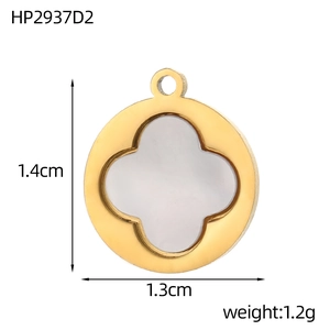 Dettaglio pendente trifoglio dorato di 1,4 cm con inserto in madreperla da 1,2 g