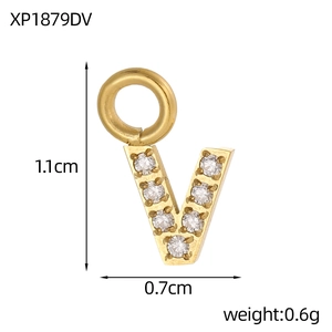Dimensions détaillées du pendentif lettre V doré avec zircone pour bijoux DIY