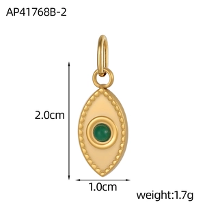 Dettaglio dimensioni ciondolo occhio dorato con pietra verde e perline, 2,0x1,0 cm