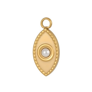 Dettaglio di un ciondolo marquise placcato oro con perla e bordo decorativo perlato