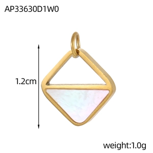 Macro-opname van geometrische roestvrijstalen hanger met witte schelpinleg en gouden finish