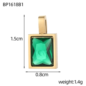 Dettaglio pendente rettangolare in acciaio dorato con zircone verde smeraldo e misure