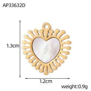 Macro-opname van hartvormige hanger met witte schelp en afmetingen van 1,3 cm