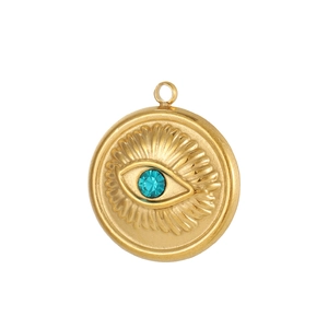 Detalle del colgante vintage de acero inoxidable dorado con circón azul y diseño de ojo turco