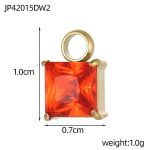 Vista dettagliata del ciondolo quadrato in zircone arancione da 1,0cm con montatura in oro