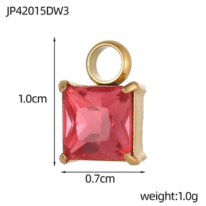 Vista dettagliata del ciondolo quadrato in zircone rosa con dimensioni 1,0cm x 0,7cm e oro