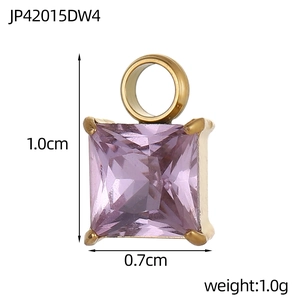 Dettaglio del ciondolo quadrato in zircone viola 1x0,7 cm con castone in oro
