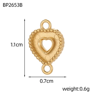 Detailansicht der Größe eines 1,1 cm langen Herzanhängers aus Goldstahl für DIY-Schmuck