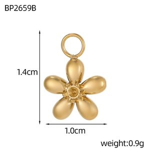 Detailansicht eines goldenen Blumenanhängers mit Maßen von 1,4 cm mal 1,0 cm