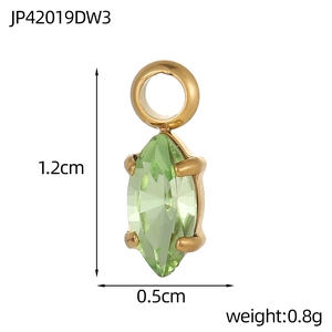 Dettaglio del ciondolo a forma di marquise con zircone verde e montatura in acciaio dorato