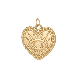Colgante de corazón dorado con símbolo de ojo de sol y borde perlado en fondo blanco