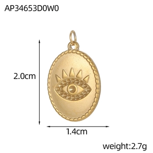 Vista detallada del colgante ovalado barroco Evil Eye dorado, medidas de 2,0x1,4 cm