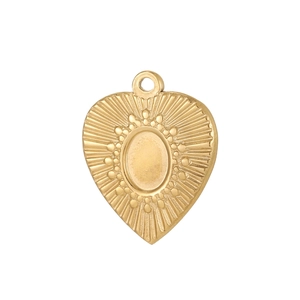 Polierter goldener Herzanhänger mit Sonnenstrahlen und runder Mitte auf weißem Grund