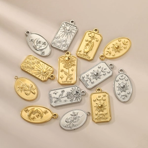 Boho-Tarot-Anhänger aus Stahl mit Sonnen- und Mondgravur in Gold- und Silberoptik