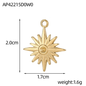 Makroaufnahme des 2,0x1,7cm goldenen Kompassstern-Anhängers aus Edelstahl mit Maßen
