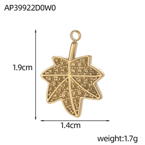 Colgante de hoja de arce en oro mate con textura detallada, altura 1,9cm, peso 1,7g