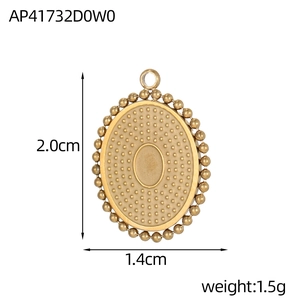 Vista detallada de un colgante ovalado chapado en oro con borde de cuentas y 2,0x1,4 cm