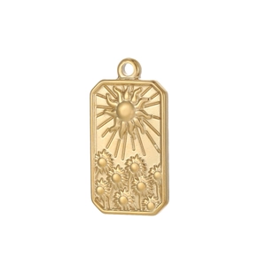 Detailaufnahme des goldenen Tarot-Anhängers mit geprägter Sonne und Sonnenblumen