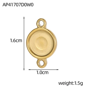 Detail van de onregelmatige geometrische hanger met afmetingen van 1,6 cm hoogte en 1,0 cm breedte