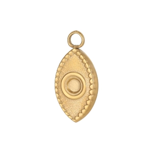 Detalle del colgante dorado en forma de ojo con borde perlado y textura metálica en capas