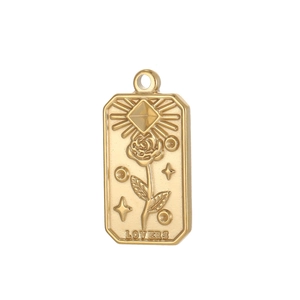 Detailansicht goldener Edelstahl-Tarot-Anhänger mit graviertem Motiv Die Liebenden