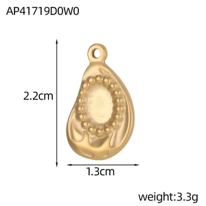 Detailweergave van de gouden onregelmatige hanger met afmetingen en gewichtsinformatie