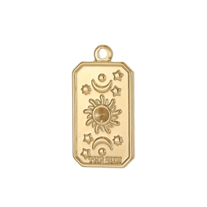 Detailansicht des goldenen Edelstahl-Tarot-Anhängers mit gravierten Himmels- und Sonnen-Symbolen